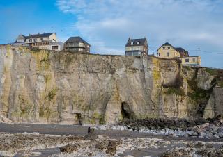 des maisons en bord de falaise