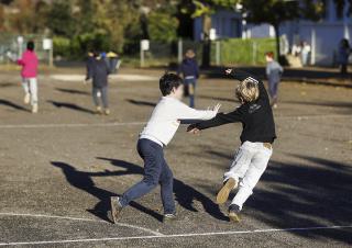 des enfants dans la cour de récréation 