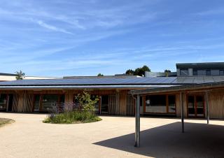 panneaux solaires sur le toit d'une école 
