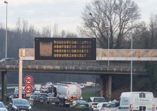 panneau d'avertisement à la pollution surune route 