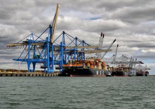 des navires de commerce dansle port du Havre