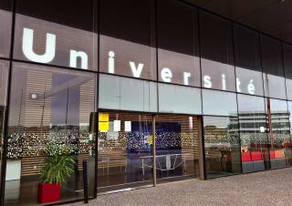façade d'une université 