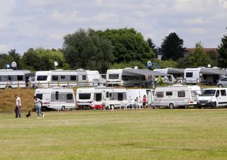 Installation illegale de gens du voyage sur un terrain de sport 