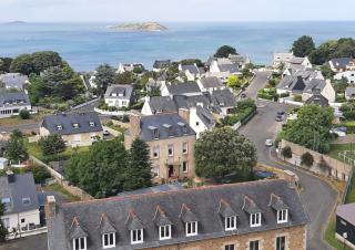 Vue du ciel d'un village en bord de mer