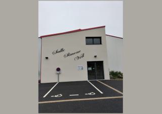 Bâtiment neuf sur lequel on peut lire "Salle Simone Veil"