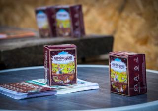 Un paquet de cartes posé sur une table type bistrot