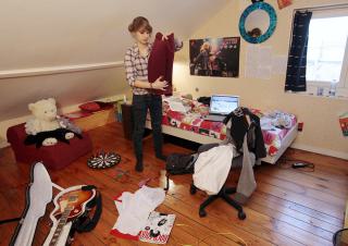 une jeune fille dans sa chambre 