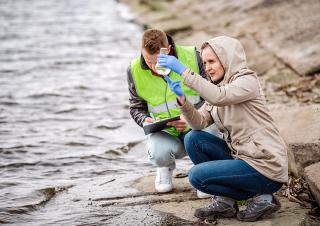 analyses d'eau dans une rivière 