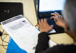 une dame agée apprend à se servir d'un ordinateur