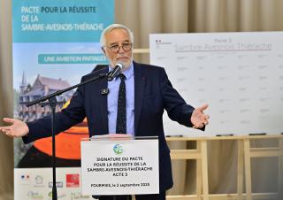 François Rebsamen lors de la signature du pacte Sambre-Avesnois-Thiérache (SAT) 