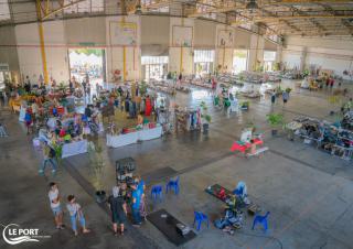 Stands installés dans un vaste entrepôt