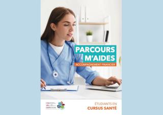 Une jeune femme en blouse, sur une affiche sur laquelle on peut lire "Parcours m'aide, accompagnement financier"