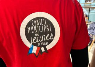 Dos d'une personne qui porte un T-Shirt sur lequel on peut lire: conseil municipal des jeunes de Cholet