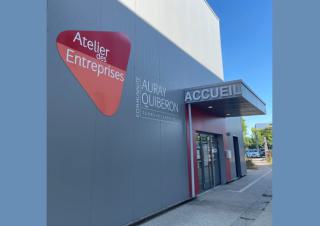 Batiment commercial sur lequel on peut lire "Atelier des entreprises Auray Quiberon"