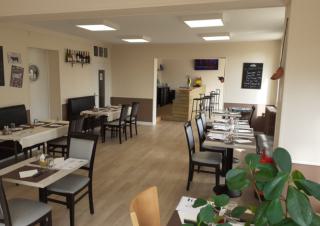 Une salle de restaurant