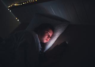 adolescente dans son lit