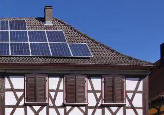 panneaux solaires sur le toit d'une maison à colombages