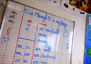 tableau dans une salle de classe avec écriture en breton