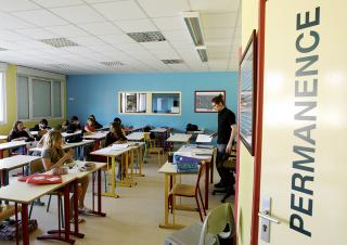 un surveillant en salle de permanence