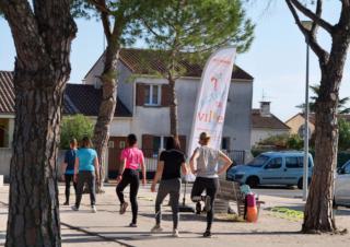 Des personnes en tenue de sport sur un trottoir