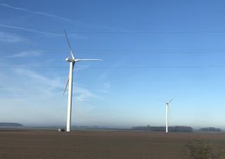 Eoliennes sur fond de ciel bleu