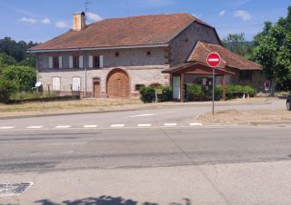 Une grande bâtisse ancienne, rénovée