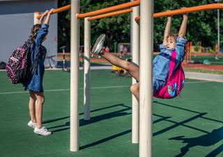 2 écolières s'amusent à la sortie de l'école 