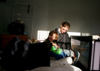 une mère et son enfant dans un foyer d'hébergement pour femmes victimes de violences