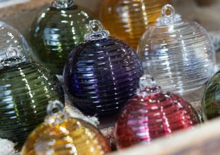 Boules de noël en verre coloré et strié