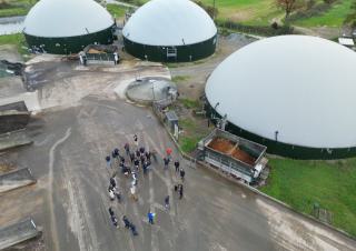 Vus du ciel, trois bâtiments aux toits sphériques