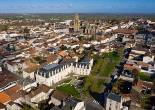 Vue aérienne d'une ville avec grosse église gothique