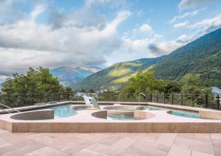 Des bassins en terrasse avec vue sur les montagnes
