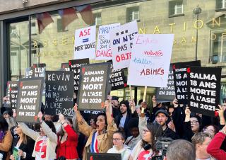  Manifestation le 8 avril, jour de la remise du rapport d’Isabelle Santiago en présence de la députée Ayda Hadizadeh 