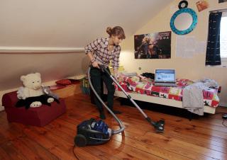 jeune adulte dans sa chambre d'enfant 