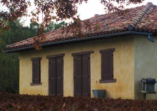 une maison aux volets fermés 