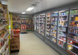 Vue d'un rayon de supermarché, avec réfrigérateurs