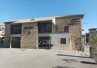 Bâtiment en pierre apparentes sur le quel on peut libre liberté égalité fraternité et mairie