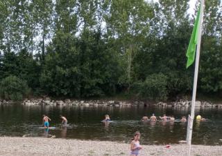 Enfants se baignant dans une rivière