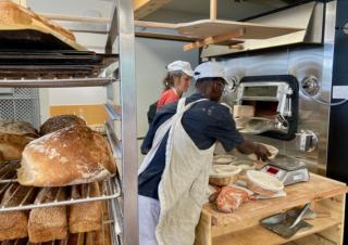 Des boulangers enfournent du pain