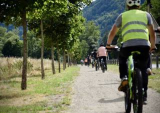 Sur un chemin, une file de cyclistes