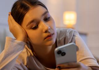 adolescente avec un smartphone 