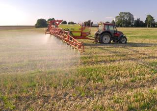 épandage de pesticides dans un champs
