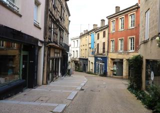 rue commerçante de La Réole en Gironde 