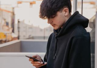 un lycéen avec un smartphone 