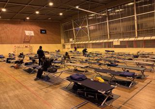  un gymnase qui accueille les personnes vulnérables pour une mise à l'abri compte tenu des conditions météorologiques