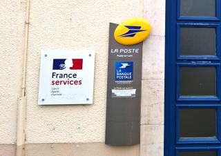 devanture de la poste et de France services
