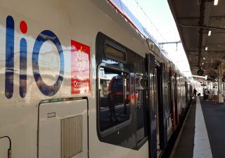 Un TER de la région Occitanie en gare 