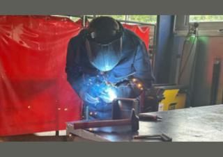 Une personne en train de souder