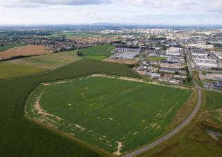 Des champs et une zone industrielle vus du ciel