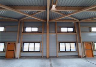 Vue intérieure d'un hangar en métal non aménagé